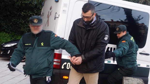 ep el presunto asesino de ana enjamio cesar adrio es trasladado por dos miembros de la guardia civil
