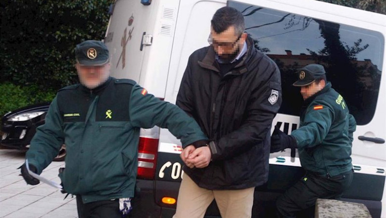 ep el presunto asesino de ana enjamio cesar adrio es trasladado por dos miembros de la guardia civil