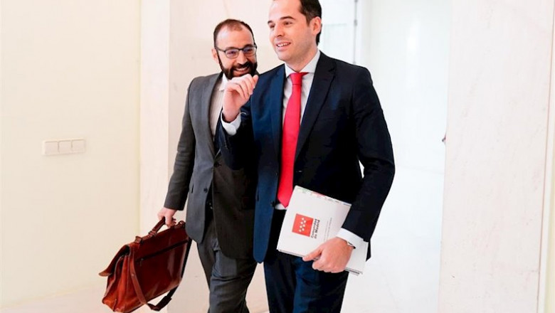 El vicepresidente de la Comunidad de Madrid, Ignacio Aguado, con el consejero de Economía, Manuel Giménez. | COMUNIDAD DE MADRID ep el vicepresidente de la comunidad de madrid ignacio aguado con el consejero de economia manuel