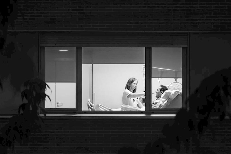 ep foto ganadora del certamen fotoenfermeria 2018 enfermera atiende a un paciente