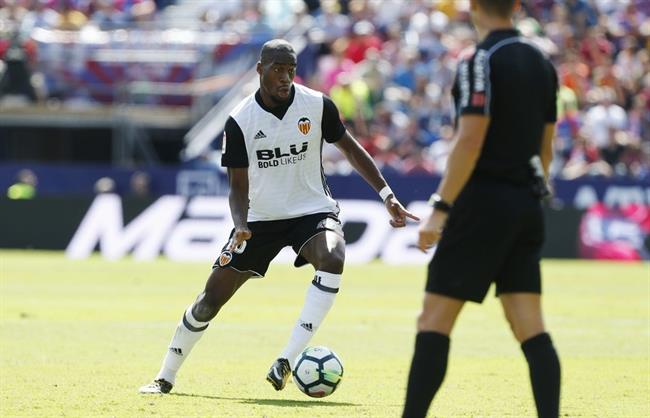 Geoffrey Kondogbia jugando con el Valencia CF | VALENCIA CF ep geoffrey kondogbia jugandovalencia cf