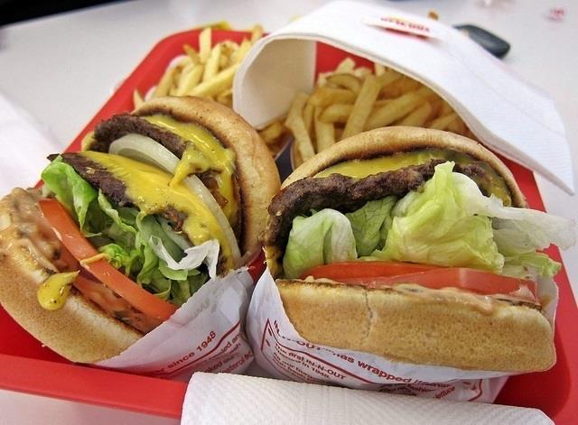 Hamburguesas y patatas fritas. | FLICKR//KIRRIN ep hamburguesaspatatas fritas