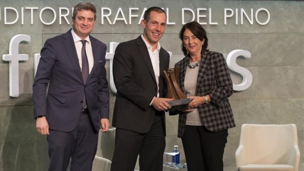 ep javier olivan facebook recibepremio liderazgo joven 2017