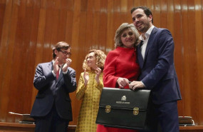 ep la exministra de sanidad consumo y bienestar social maria luisa carcedo posa junto al nuevo
