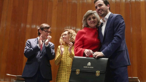 ep la exministra de sanidad consumo y bienestar social maria luisa carcedo posa junto al nuevo