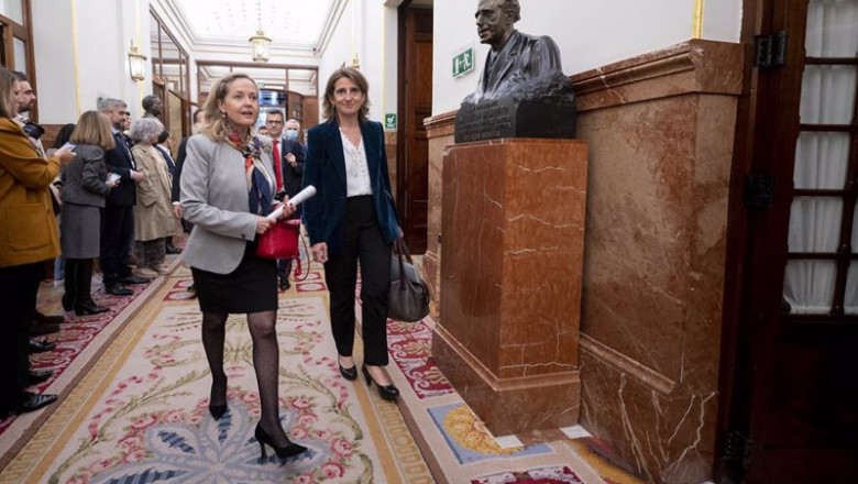 La vicepresidenta de Asuntos Económicos y Transformación Digital, Nadia Calviño (i), y la vicepresidenta para la Transición Ecológica y el Reto Demográfico, Teresa Ribera, a su llegada a una sesión plenaria | Alberto Ortega - Europa Press ep la vicepresidenta de asuntos economicos y transformacion digital nadia calvino i y la