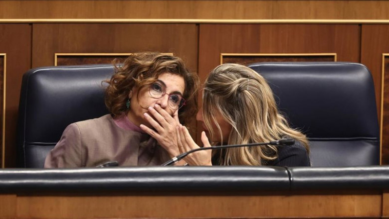 La vicepresidenta primera y ministra de Hacienda, María Jesús Montero, y la vicepresidenta segunda y ministra de Trabajo y Economía Social, Yolanda Díaz, durante una sesión de control al Gobierno, en el Congreso de los Diputados, a 26 de noviembre de 2025 | Eduardo Parra - Europa Press ep la vicepresidenta primera y ministra de hacienda maria jesus montero y la vicepresidenta segunda