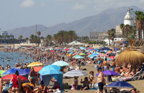 ep numerosos turistas y malaguenos disfrutan de la playa de la malagueta imagen de archivo