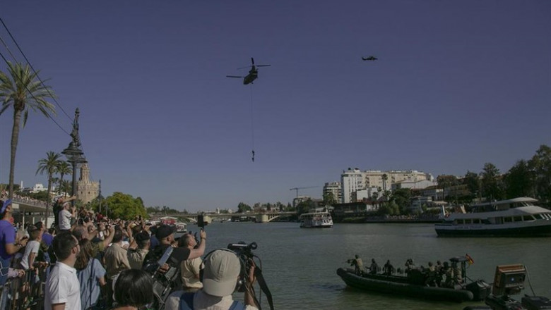 ep operativoagua realizadoefectivosejercitotierra armada aire ume bomberossevilla061 exhibiciondialas fuerzas armadas desdepuentelas deliciaspuenteisabel ii