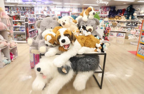 ep peluches colocados en las estanterias de la seccion de jugueteria infantil del corte ingles