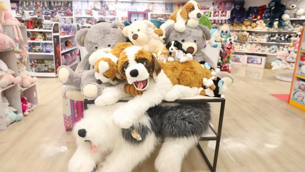 ep peluches colocados en las estanterias de la seccion de jugueteria infantil del corte ingles
