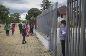 ep personas en la puerta de la fundacion don bosco para recibir alimentos del proyecto fraternitas