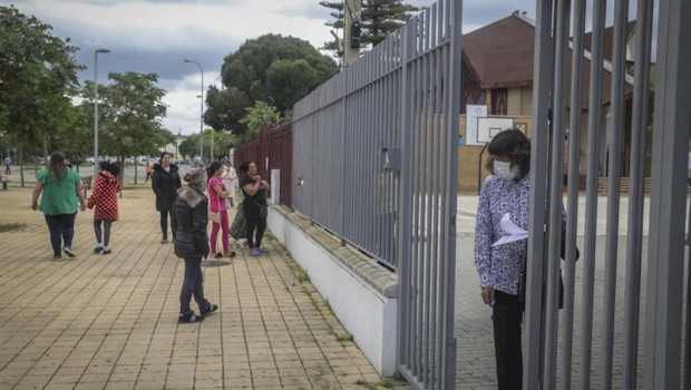 ep personas en la puerta de la fundacion don bosco para recibir alimentos del proyecto fraternitas