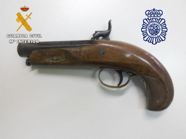 Pistola ocupada al detenido. | GUARDIA CIVIL. ep pistola ocupadadetenido