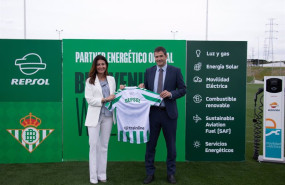 ep susana banos directora de ventas b2b de repsol y ramon alarcon ceo del real betis en la ciudad