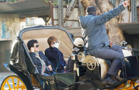 ep turistas con mascarilla paseando en coche de caballo por las calles de sevilla