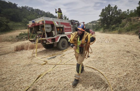 ep un bombero de euskadi trabaja en las labores de extincion del incendio en olleta