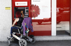 ep una mujersillaruedas saca dineroun cajerobanco santandermadrid