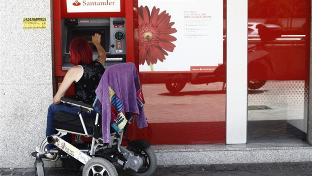 ep una mujersillaruedas saca dineroun cajerobanco santandermadrid