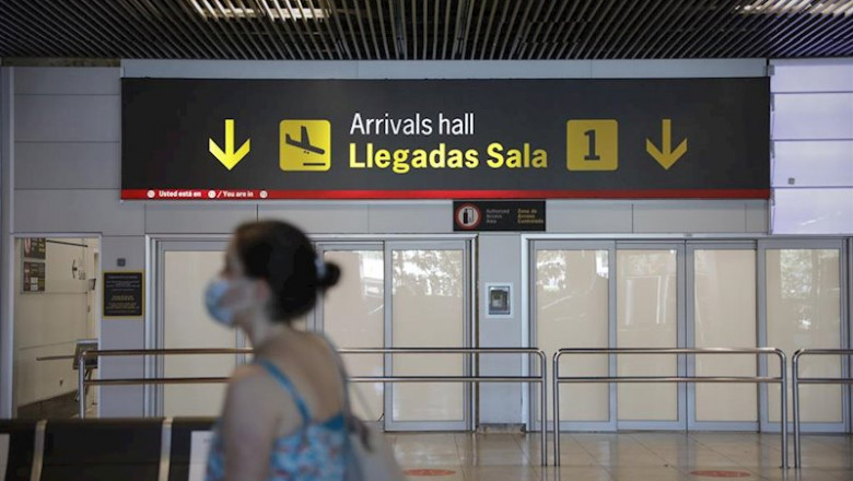 ep una persona con mascarilla pasa junto a la entrada de la sala de llegadas 1 de la terminal 1 del