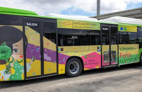 ep uno de los autobuses hibridos de aucorsa con publicidad de la feria de cordoba