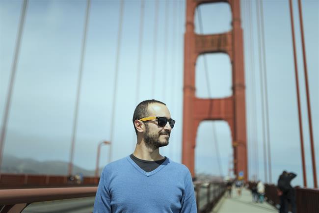 USA, San Francisco, tourist on Golden Gate Bridge | LEVEL ep usa san francisco tourist on golden gate bridge