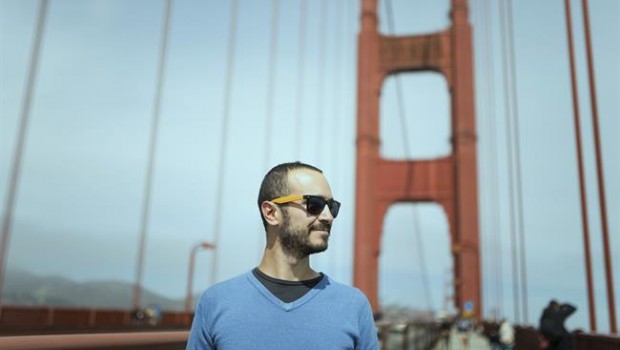 USA, San Francisco, tourist on Golden Gate Bridge | LEVEL ep usa san francisco tourist on golden gate bridge