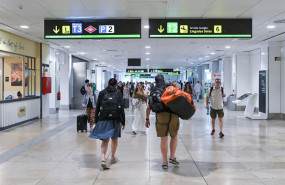 ep varias personas en la zona de llegadas de la t2 del aeropuerto de madrid