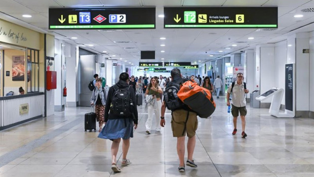 ep varias personas en la zona de llegadas de la t2 del aeropuerto de madrid