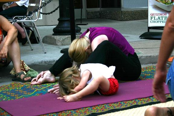 Yoga. Niña haciendo yoga. Ejercicio. | AUTUMM/FLICKR - Archivo ep yoga nina haciendo yoga ejercicio