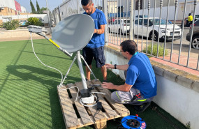 foto 1 tcnicos avanza fibra con una antena de internet va satlite foto 1 tcnicos avanza fibra con una antena de internet va satlite