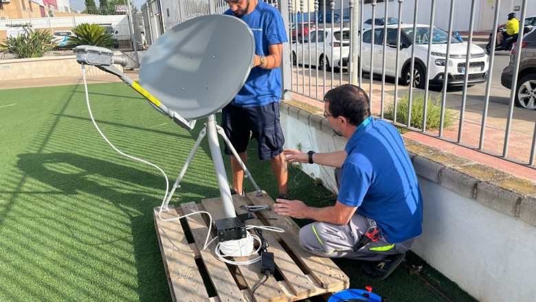 foto 1 tcnicos avanza fibra con una antena de internet va satlite 