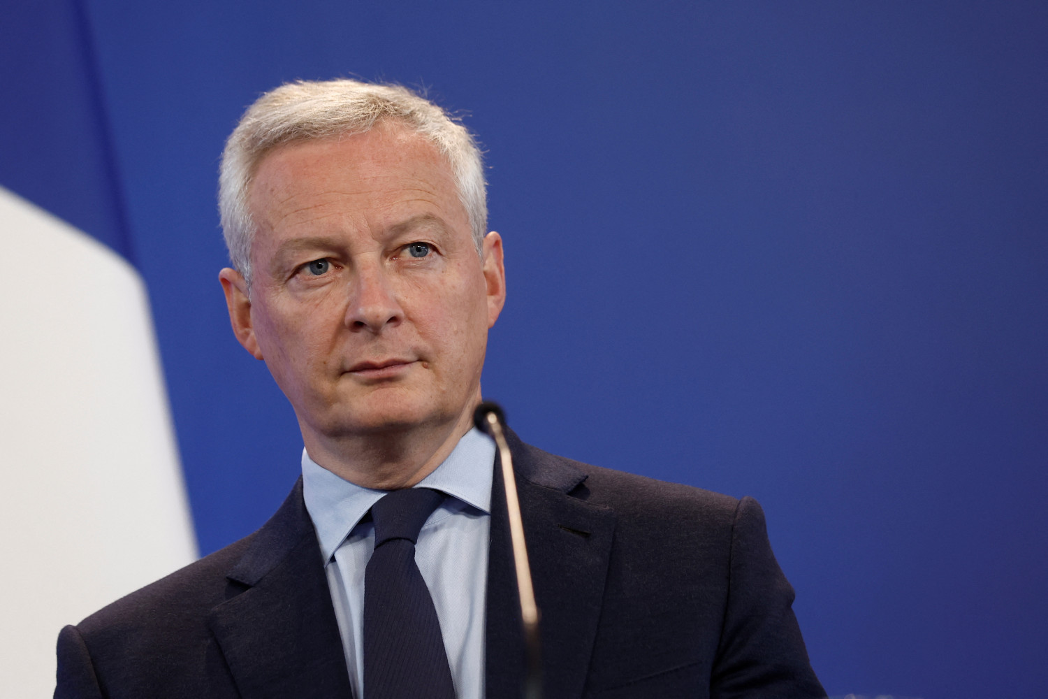 le ministre francais de l economie des finances de l industrie et du numerique bruno le maire lors d une conference de presse au ministere des finances de bercy 20230403153514 