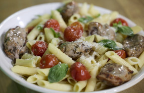 pasta con carne de conejo cherries asados y albahaca 20260519175416 