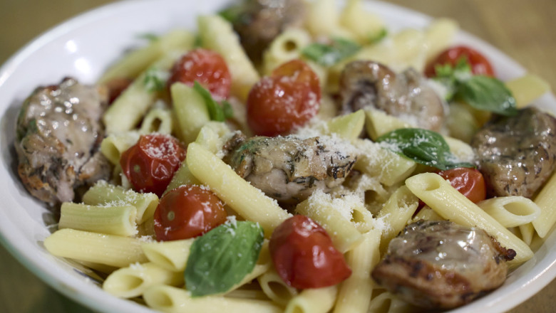 pasta con carne de conejo cherries asados y albahaca 20260519175416 