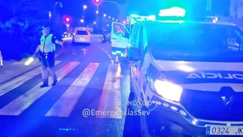 Agentes controlan el tráfico en la Avenida de Bellavista, lugar donde ocurrió el accidente mortal | EMERGENCIAS SEVILLA/TWITTER ep agentes controlantraficola avenidabellavista lugarocurrio accidente mortal