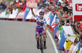 ep angel madrazo celebra su victoria de etapa en la vuelta