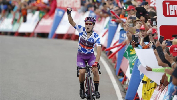 ep angel madrazo celebra su victoria de etapa en la vuelta