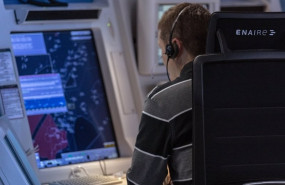 ep archivo   controlador aereo en un centro de control de enaire