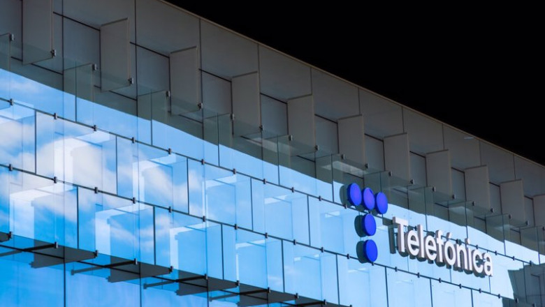 Imagen del logo de Telefónica en la fachada del edificio. | TELEFÓNICA - Archivo ep archivo criteria caixa retoma compras en telefonica