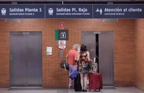 ep archivo   dos mujeres esperan a un ascensor en la estacion de madrid   puerta de atocha