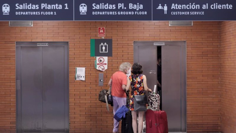 Archivo - Dos mujeres esperan a un ascensor, en la estación de Madrid - Puerta de Atocha | Eduardo Parra - Europa Press - Archivo ep archivo dos mujeres esperan a un ascensor en la estacion de madrid puerta de atocha