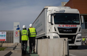 ep archivo dos trabajadores junto a un camion en barcelona ep archivo dos trabajadores junto a un camion en barcelona