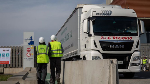 ep archivo   dos trabajadores junto a un camion en barcelona