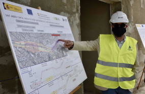 ep archivo   el director de construccion del proyecto jose vicente romero junto al plano de las