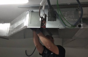 ep archivo   imagen de un operario reparando ul sistema de calefaccion