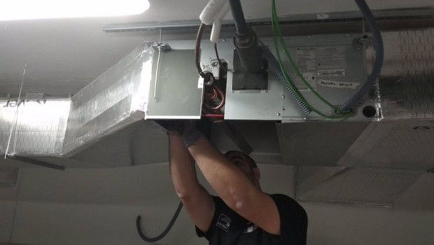 ep archivo   imagen de un operario reparando ul sistema de calefaccion