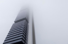 ep archivo   la torre cepsa cubierta de niebla a 7 de diciembre de 2022 en madrid espana l