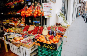 ep archivo piezas de frutas y hortalizas en la fruteria vitaminas en madrid espana ep archivo piezas de frutas y hortalizas en la fruteria vitaminas en madrid espana