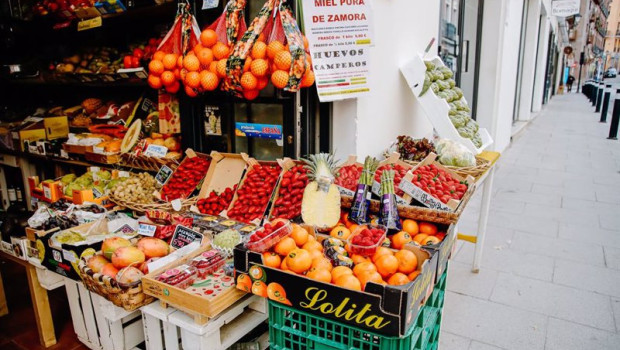 ep archivo   piezas de frutas y hortalizas en la fruteria vitaminas en madrid espana